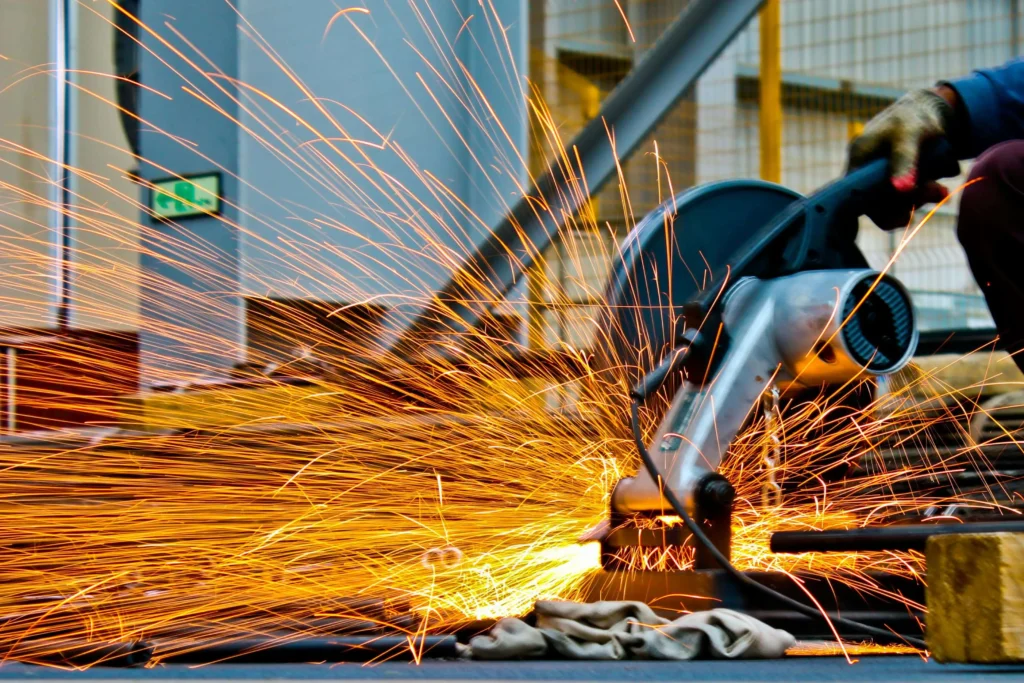 Proces cięcia aluminium w zakładzie produkcyjnym – precyzja i technologia.